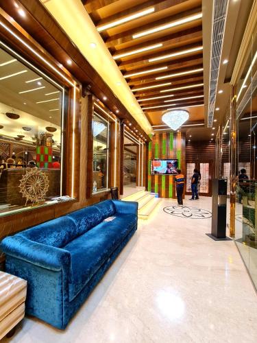 a blue couch in the middle of a lobby at Hotel Makhan Residency in Amritsar