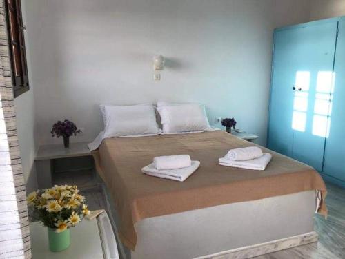 イオス島 チョーラにあるHelios Pensionのベッドルーム1室(大型ベッド1台、タオル付)