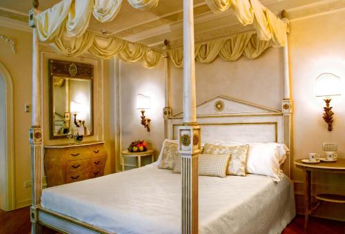 Giường trong phòng chung tại Garda Hotel San Vigilio Golf