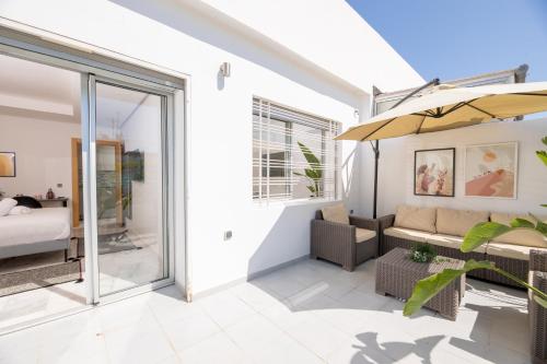 a living room with a couch and an umbrella at Stayhere Rabat - Agdal 2 - Classic Residence in Rabat