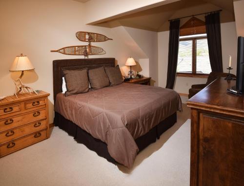 1 dormitorio con 1 cama, vestidor y escritorio en Aspenwood Lodge #304 Condo, en Edwards