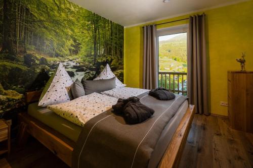 een slaapkamer met een bed met een schilderij aan de muur bij Jo's Nest - Berchtesgaden in Berchtesgaden