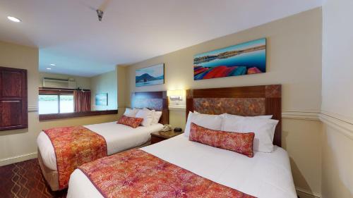 a hotel room with two beds in a room at Surfside On The Lake in Lake George