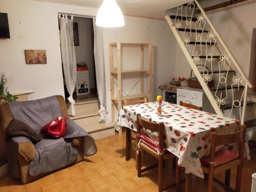 - un salon avec une table et un canapé dans l'établissement casa indipendente con camino tra leonessa e amatrice, à Favischio