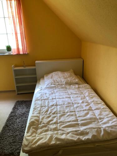 Ліжко або ліжка в номері Kapitänshaus Scharmberg, Ferienwohnung Möwe