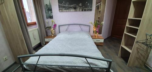 a small bedroom with a bed in a room with shelves at Maison de vacances proche Strasbourg et Europa park in Sand