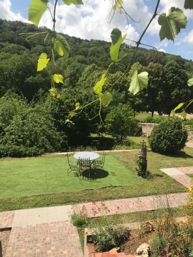 a picnic table in the middle of a garden at la grange aux oiseaux in Arnaville