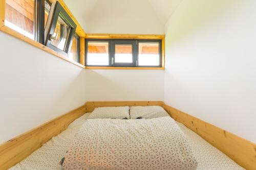 a bed in a small room with a window at Atelier Recreation Village in Râşnov
