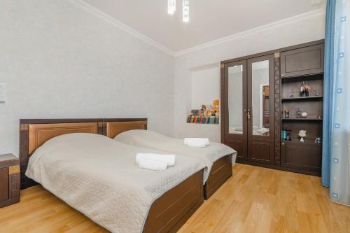 sypialnia z 2 łóżkami i drewnianą podłogą w obiekcie Alvani Inn w mieście K'vemo Alvani