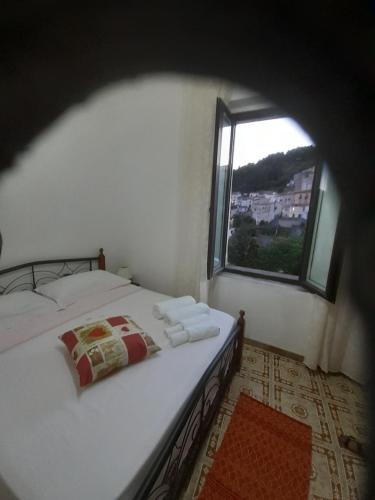 a bedroom with a white bed with a window at B&B Casa za CLARA in Aieta