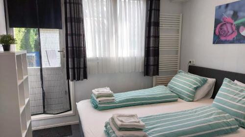 B&B Margriet في ليمير: غرفة معيشة مع سرير ونافذة