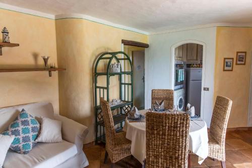 a living room with a table and a couch at Appartamento Baja Sardinia in Baja Sardinia