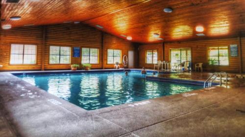 a large indoor swimming pool in a building at Crown Lake Resort in Horseshoe Bend