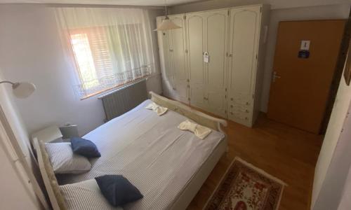 Postel nebo postele na pokoji v ubytování Pjer sobe Niska Banja