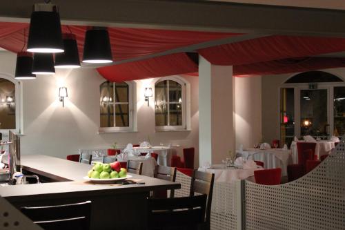 Un restaurante u otro lugar para comer en SOLEWERK Hotel