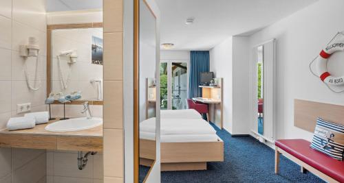 莫斯的住宿－史弗酒店，一间带水槽和镜子的浴室