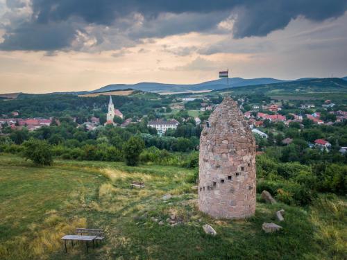 a bench sitting on top of a hill with a city at Dorci Vendégház - A piece of peace in Cserépfalu