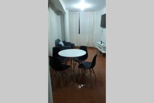 sala de estar con mesa y sillas en Hermoso departamento en chorrillos, en Lima
