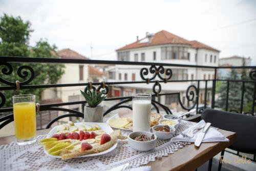 - une table avec des aliments pour le petit-déjeuner et des boissons sur un balcon dans l'établissement Très Belle, à Korçë