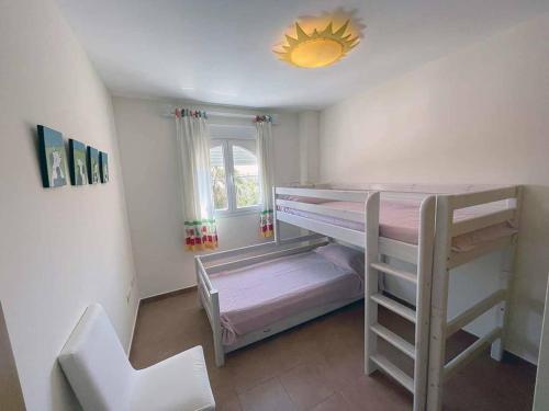 - une chambre avec 2 lits superposés et une fenêtre dans l'établissement Atico - 3 Dormitorios - Urbanizacion Verazul en Vera Playa - WIFI Fibra 300MB perfecto para Teletrabajo, à Vera
