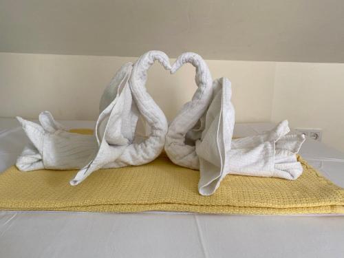 two towelsrendered to look like swans on a bed at Apartments Michael & Petra , Omisalj, Insel Krk, Kroatien in Omišalj