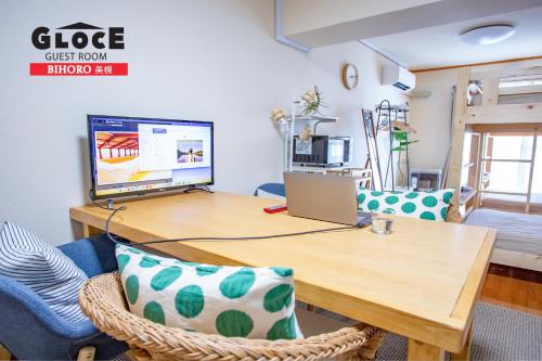 an office with a desk with a computer on it at GLOCE 美幌 ゲストルーム l BIHORO Guest room in Bihoro