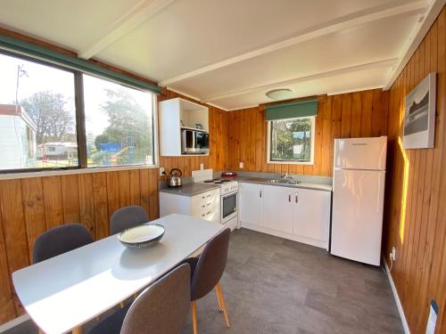 Kuchyň nebo kuchyňský kout v ubytování Whanganui River Top 10 Holiday Park