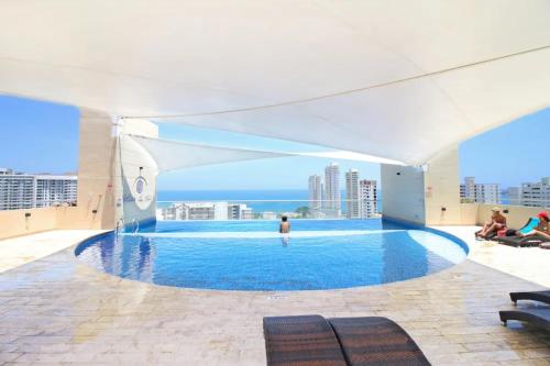 a swimming pool on the roof of a building at Apartamentos Velas al Mar Rodadero in Puerto de Gaira