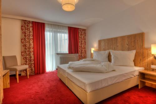 Postel nebo postele na pokoji v ubytování Hotel Kögele mit Restaurant bei Innsbruck Axamer Lizum
