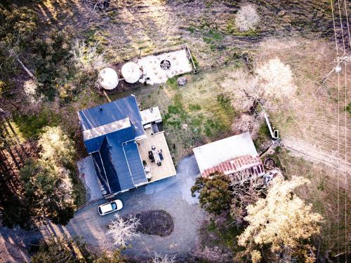 Waukivory Estate - The Cottage في Waukivory: اطلالة علوية على ساحة بها مبنى وسيارات