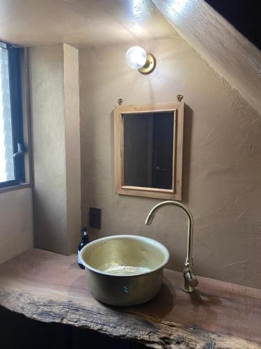 a bathroom with a bowl sink on a counter at ゲストハウスよるよなか in Nagoya
