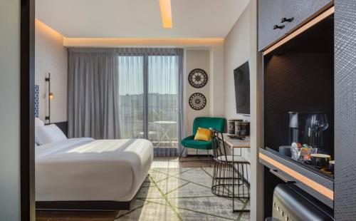Pokój hotelowy z łóżkiem i biurkiem w obiekcie Numa Hotel Jaffa w Tel Awiwie
