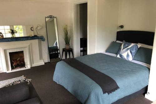 A bed or beds in a room at East Melbourne City Studio - Amazing Location & Sunny Charm