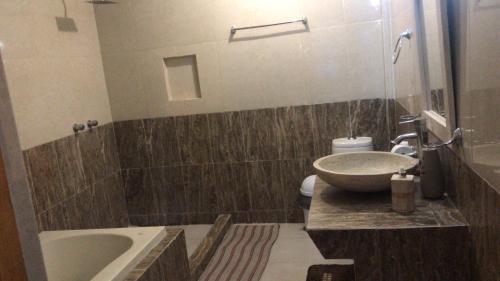 y baño con lavabo, bañera y aseo. en Casa en Cuautla para 16 personas, en Cocoyoc