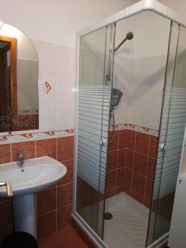une salle de bain avec douche et lavabo dans l'établissement GÎTE DU COLOMBIER, à Vernoux