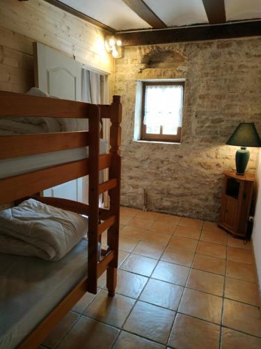une chambre avec deux lits superposés et une fenêtre dans l'établissement GÎTE DU COLOMBIER, à Vernoux