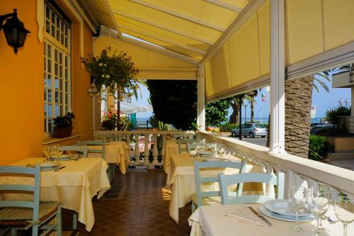 A restaurant or other place to eat at Hotel Villa Igea