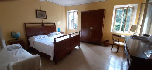 - une chambre avec un lit, un bureau et 2 fenêtres dans l'établissement Relaxing Retreat in Rural Italy B&;B, à Maranello