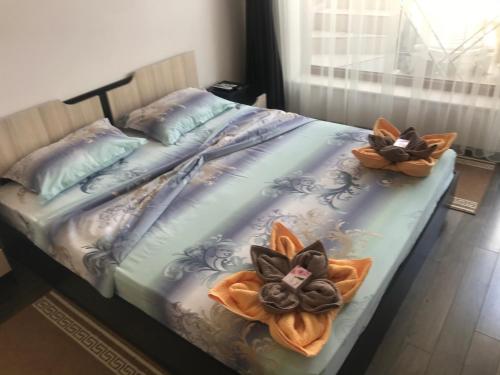 ヴァルナ・シティにあるКабакум Варнаのベッド1台(タオル2枚付)