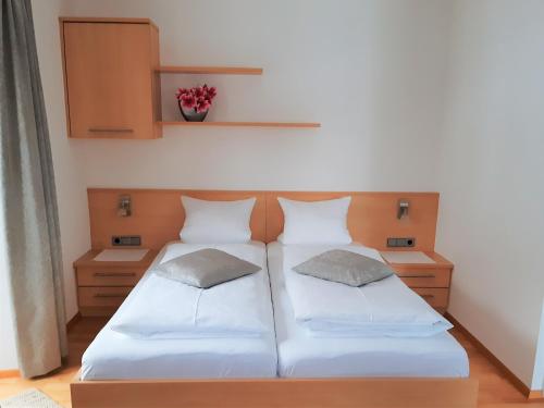 Postel nebo postele na pokoji v ubytování Gästehaus Hosp