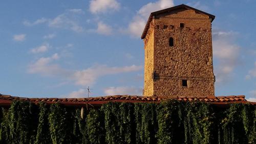 une grande tour en briques au-dessus d'un toit dans l'établissement Relaxing Retreat in Rural Italy B&;B, à Maranello