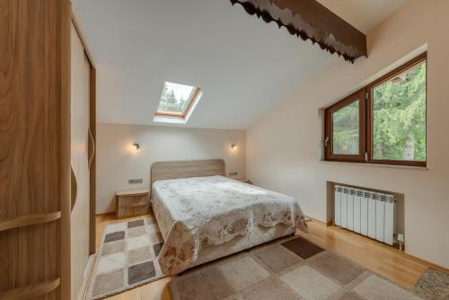 a bedroom with a bed and a window at Комплекс Орлово гнездо in Beli Iskar