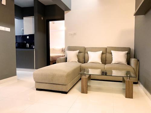 Ruang duduk di Transit Suites by GrandWest