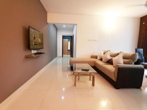 Ruang duduk di Transit Suites by GrandWest