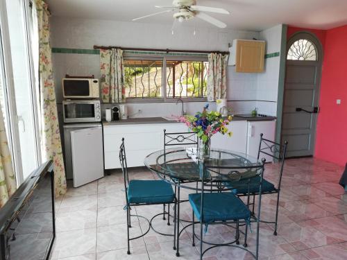 une cuisine avec une table et des chaises en verre et une cuisine avec dans l'établissement Villa Mt Fleuri, à Nice