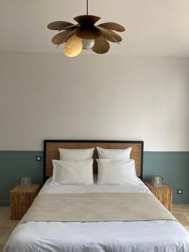 a bedroom with a large bed with a ceiling fan at Les Hauts de Grillemont in Cinq-Mars-la-Pile