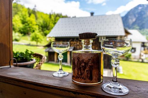 zwei Weingläser und eine Flasche Weißwein in der Unterkunft Apartment Haider 1 in Obertraun