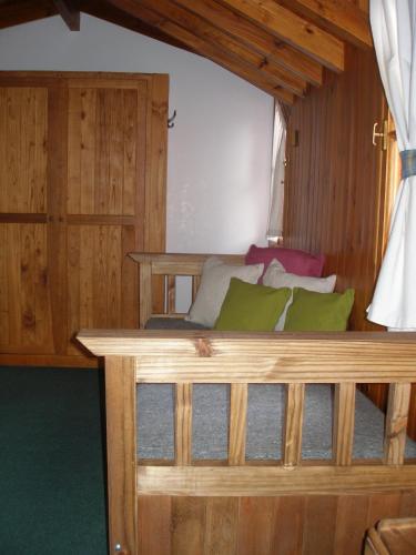 a bedroom with a bed with green pillows at Cabañas Aitue in San Martín de los Andes