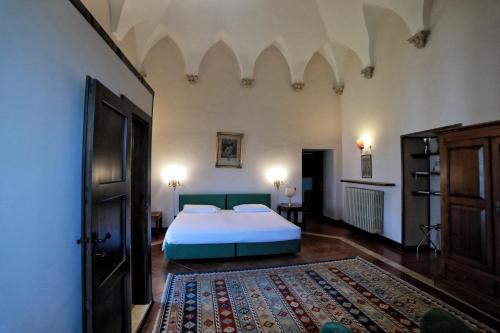 Palazzo Ducale Sangiovanni tesisinde bir odada yatak veya yataklar