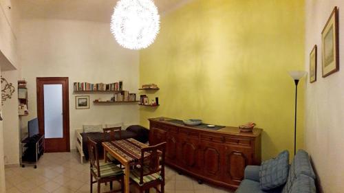 uma sala de estar com uma mesa e uma sala de jantar em Casa Mariu' em Nápoles